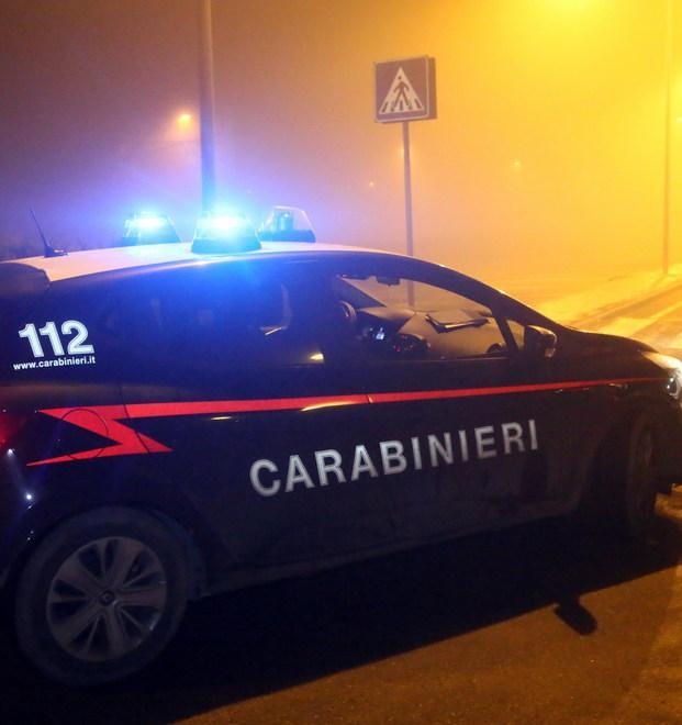 Con l’auto in bilico sul canale a 87 anni I carabinieri la salvano 