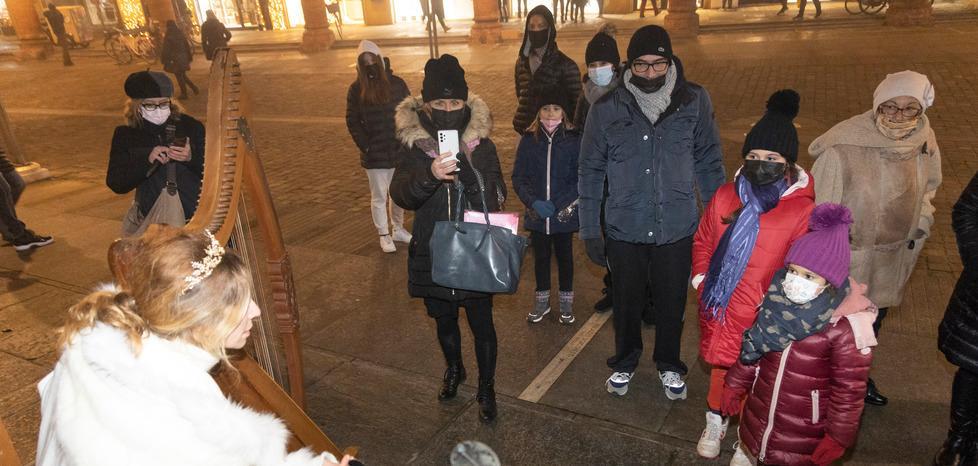 Carpi. Shopping in centro tra un robot che suona, un chitarrista, l’arpa e il teatro da strada 