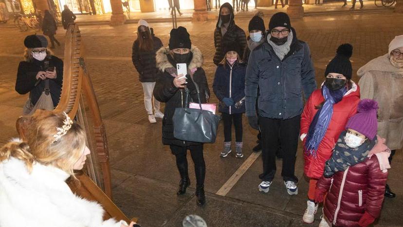 Carpi. Shopping in centro tra un robot che suona, un chitarrista, l’arpa e il teatro da strada