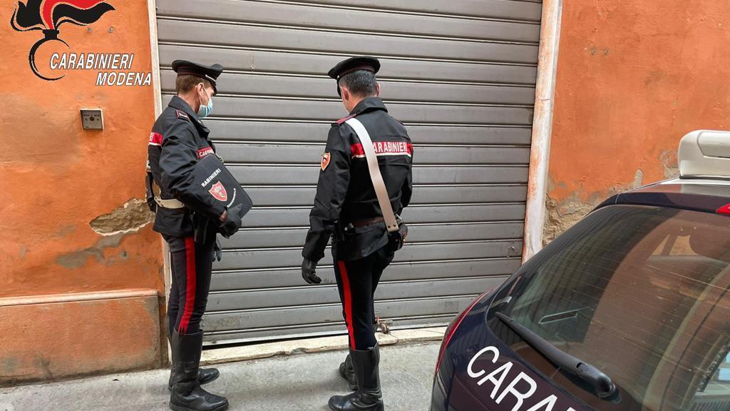 Carabinieri controllano 800 persone e 168 negozi e locali in provincia di Modena. Un locale chiuso e 2 multati. Cinque sanzioni per green pass o mascherine mancanti