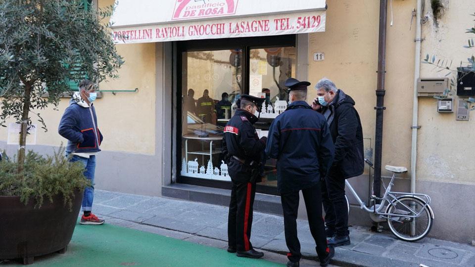 Carabinieri, 118 e vigili del fuoco al pastificio De Rosa di Pontedera (nelle foto), ma spetta ai tecnici della Medicina del Lavoro dell’Asl valutare le circostanze dei fatti sequestrando l’impastatrice.