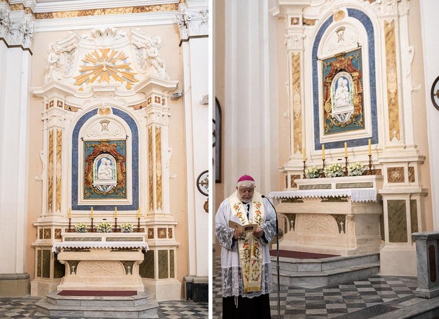 La Madonna con l'Uccellino, o anche Madonna con il Cardellino, ritornata finalmente nella chiesa di Scansano. A destra, il vescovo Giovanni Roncari