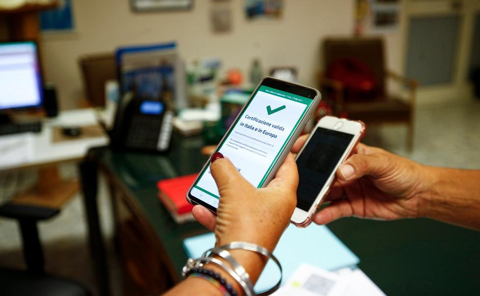 Massa, prof sospesa perché senza Green pass: fa ricorso al giudice del lavoro ma lo perde. Ecco perché 