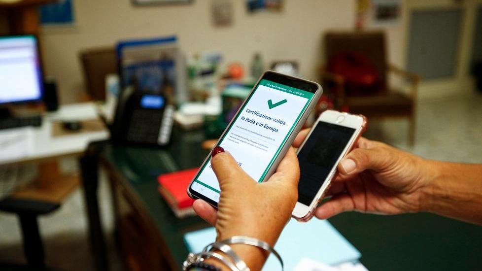 Massa, prof sospesa perché senza Green pass: fa ricorso al giudice del lavoro ma lo perde. Ecco perché