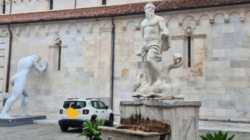 Le foto arrivate da Carrara per il concorso: qui una macchina parcheggiata in piazza Duomo