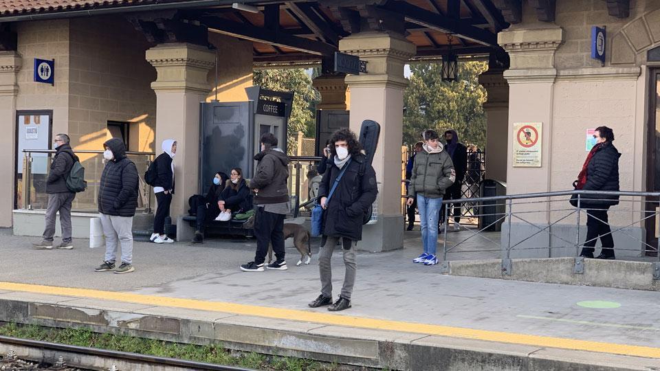 Passeggeri in attesa alla stazione ferroviaria (foto sestini)