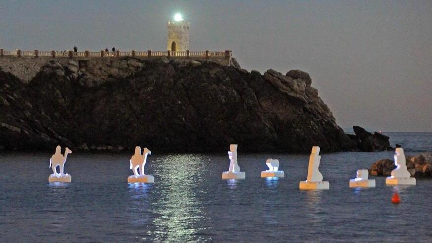 C’è il Bambin Gesù che galleggia in mare: è uno spettacolo il presepe acquatico a Piombino