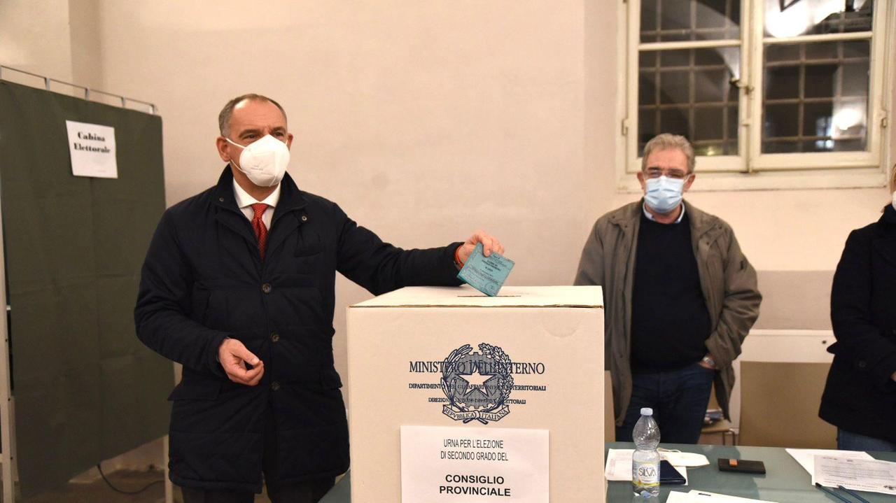 Il presidente Luca Menesini esprime il voto per il consiglio provinciale di Lucca