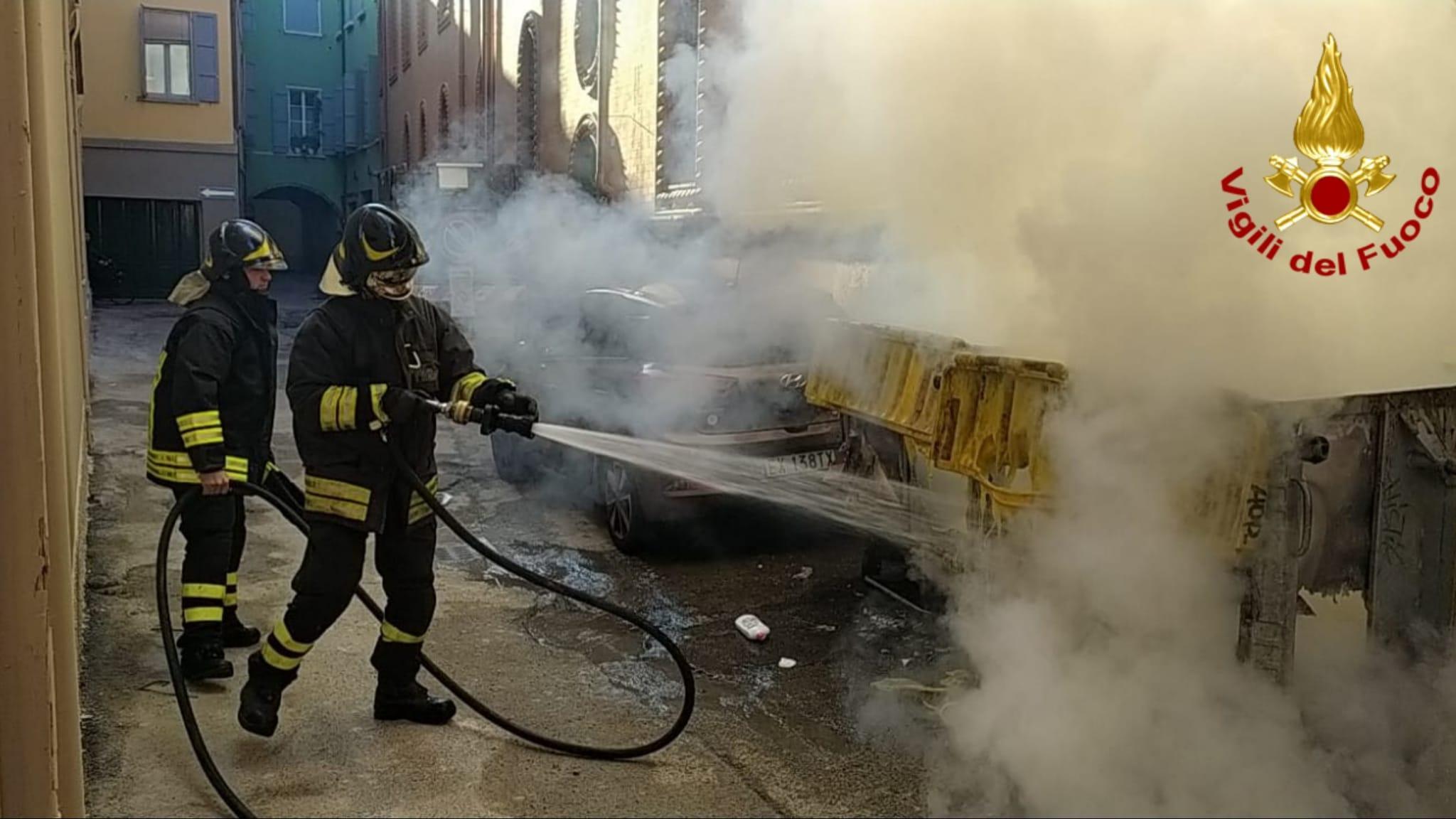 Dati alle fiamme i cassonetti in via Vezzani: è allarme piromane