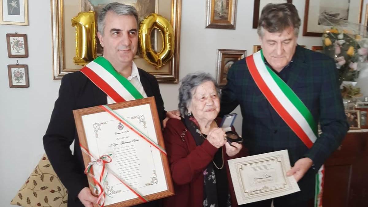Il sindaco di Nurri e il presidente del consiglio comunale di Cagliari festeggiano la neo centenaria Giovanna Puddu