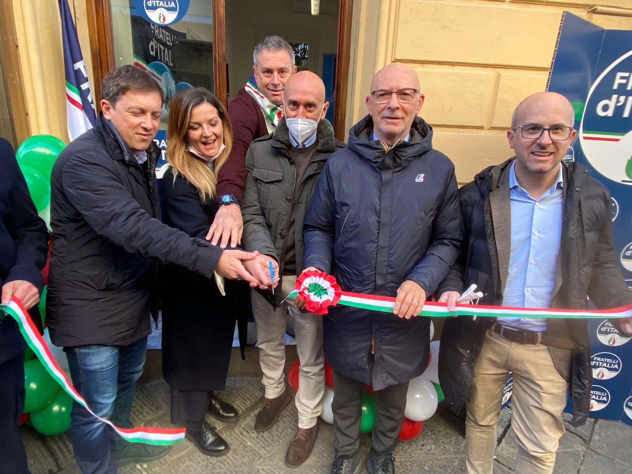 Fratelli d’Italia inugura il comitato elettorale a Camaiore, ma il candidato sindaco ancora non c’è 