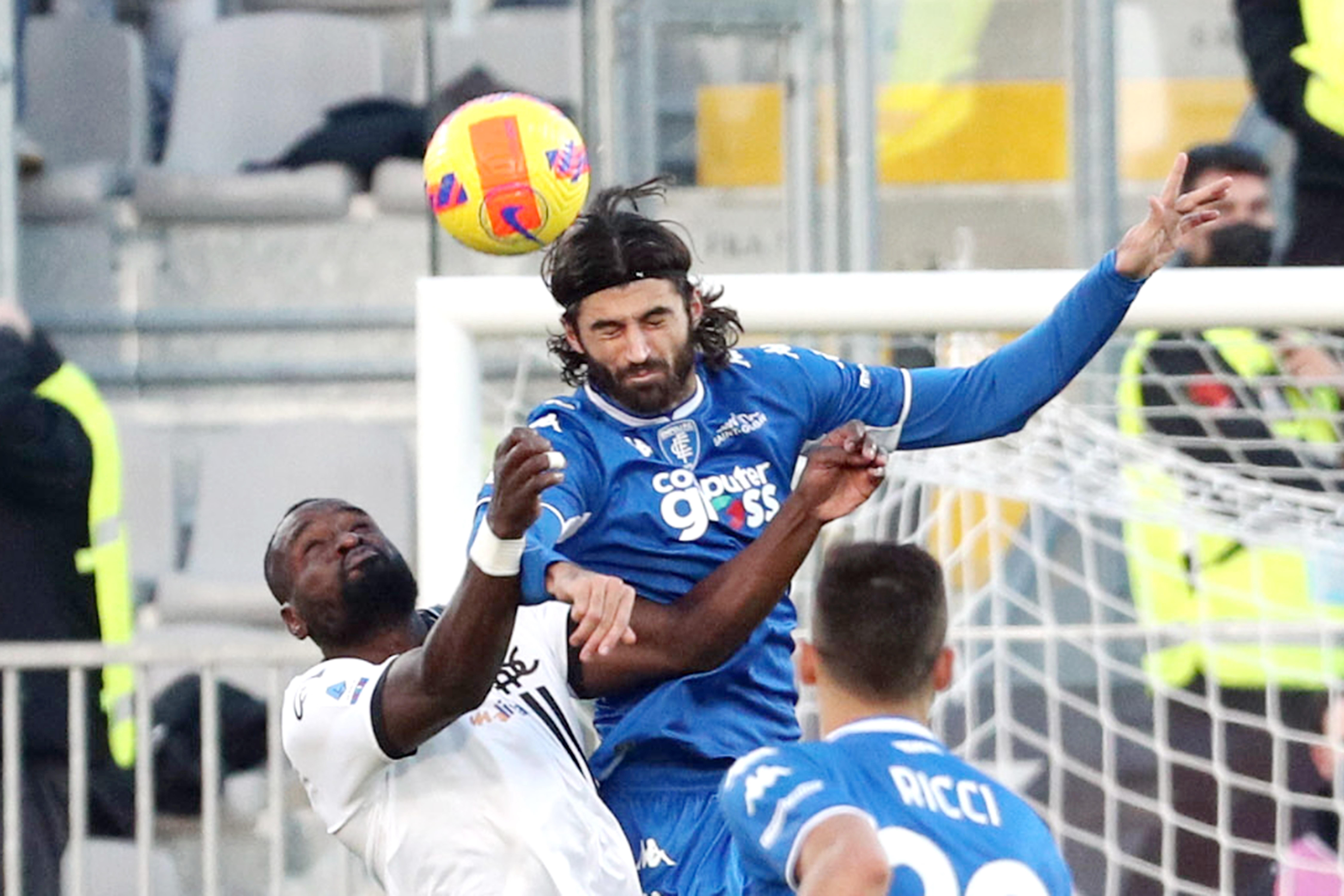 Luperto anticipa Nzola durante Spezia-Empoli