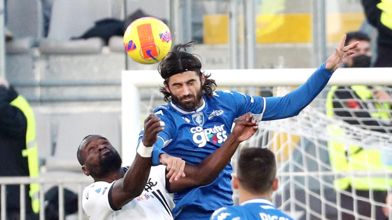 Luperto anticipa Nzola durante Spezia-Empoli