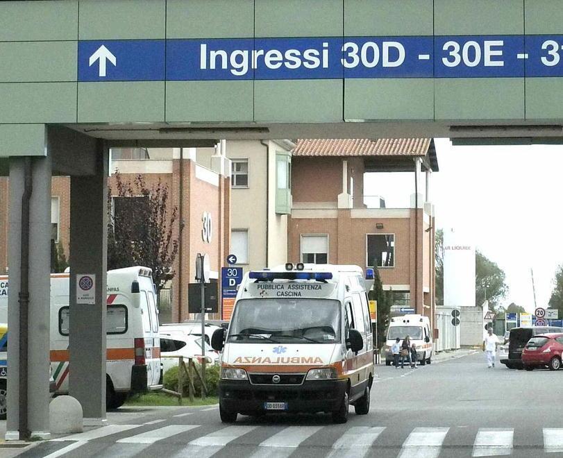 Finisce fuori strada e si schianta contro un albero: gravissima 21enne 