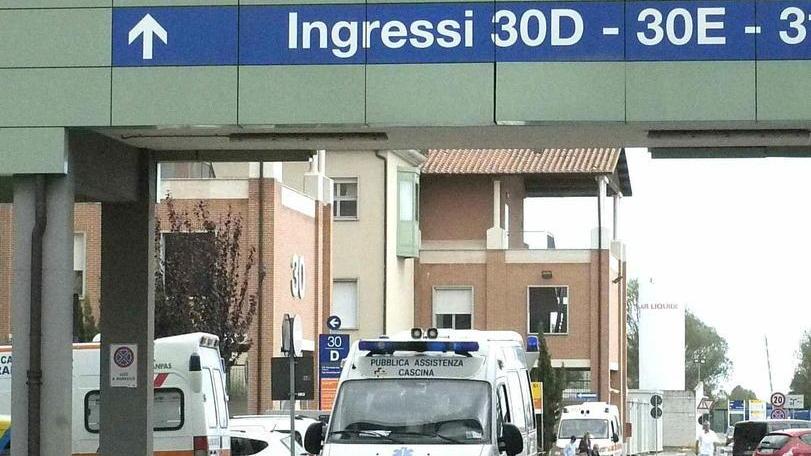 Finisce fuori strada e si schianta contro un albero: gravissima 21enne