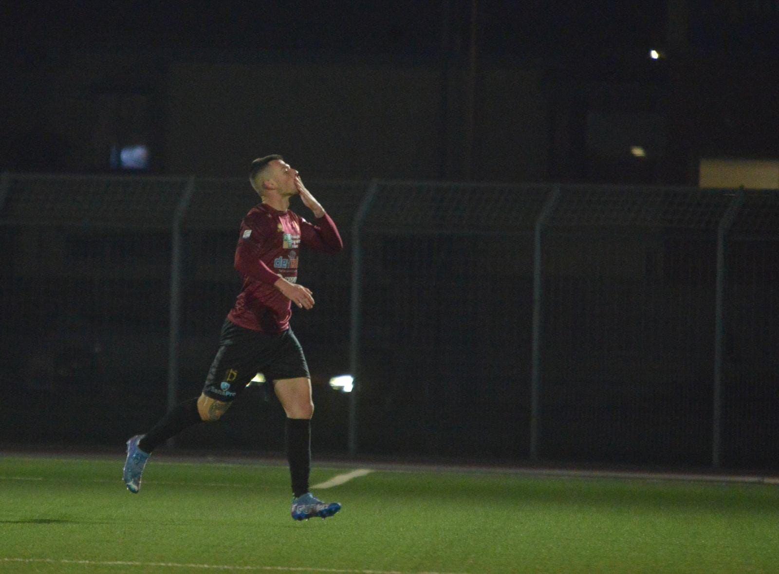 Il bomber Magnaghi dopo  il momentaneo 1-0 segnato al 46' del primo tempo