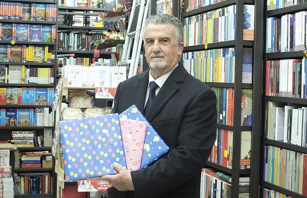 I libri in regalo per i bimbi dal presidente Gennai 