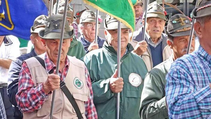 Addio a Giuseppe Ciomei, “nonno” degli alpini di Viareggio
