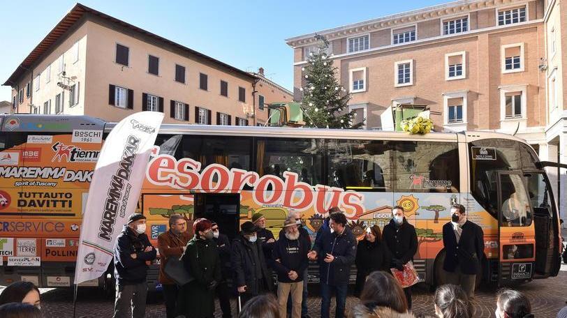 La partenza del Tesorobus, il pullman donato da Tiemme alla Maremmadakar “Spirit of Tuscany” e carico di prodotti per il villaggio-orfanotrofio di Kabrousse in Senegal (foto agenzia Bf)