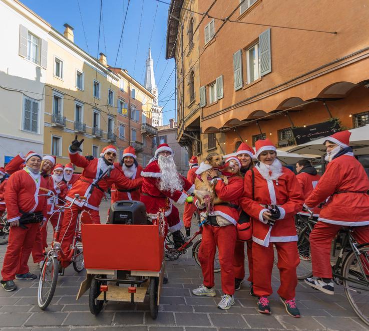 I Babbi Natale da Cognento al centro: una grande festa per raccogliere fondi 