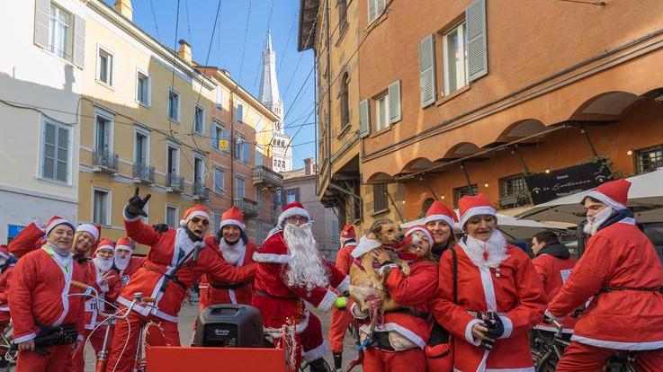 I Babbi Natale da Cognento al centro: una grande festa per raccogliere fondi