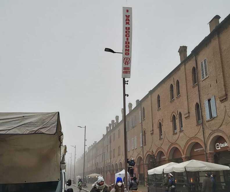 Carpi, il testimone: «Ho visto una coppia che issava gli striscioni con gli slogan no-vax» 