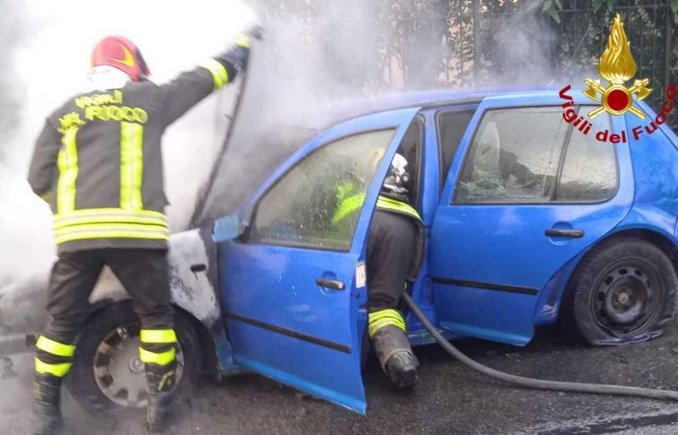 L’auto prende fuoco l’amico del conducente lo salva e poi fugge 