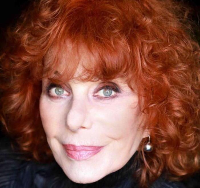 Comicità nel sangue e talento esplosivo Simona Marchini compie ottant’anni