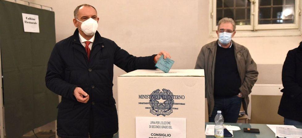 Tre consiglieri al terzo polo Il centrodestra si spezza Centrosinistra: meno uno 