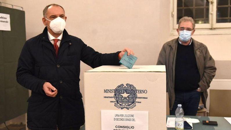 Tre consiglieri al terzo polo Il centrodestra si spezza Centrosinistra: meno uno