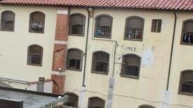 Un detenuto provoca caos al pronto soccorso