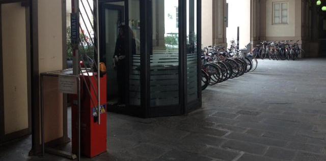 Prova a entrare in tribunale ma viene bloccato 