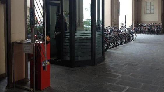 Prova a entrare in tribunale ma viene bloccato