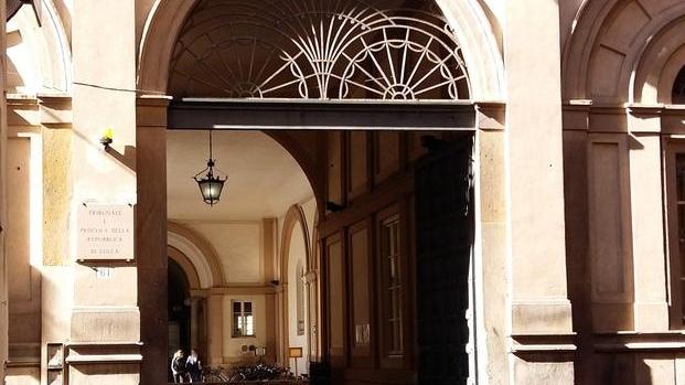 Cerca di entrare con la forza in tribunale Bloccato dalle guardie