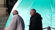 Dopo la lite, il malore e le scuse della Curia Pace fatta e abbracci tra sindaco e parroco