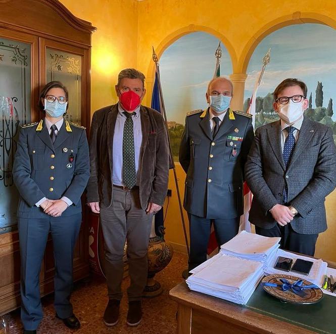 Guardia di finanza in visita al Comune