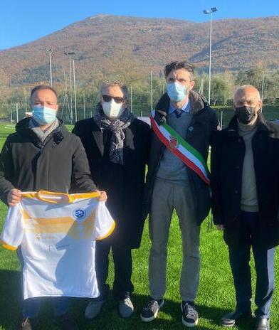 Una panchina bianca in ricordo delle vittime e degli invalidi del lavoro