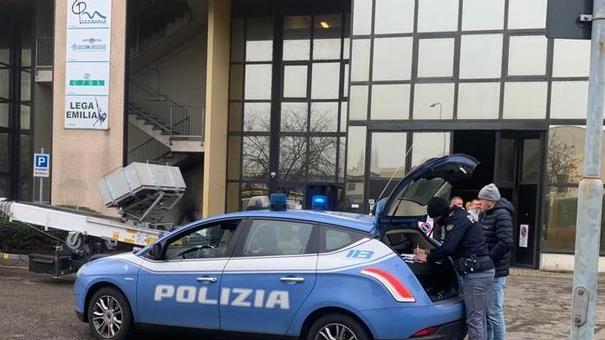 Le fiamme nelle scale esterne del palazzo