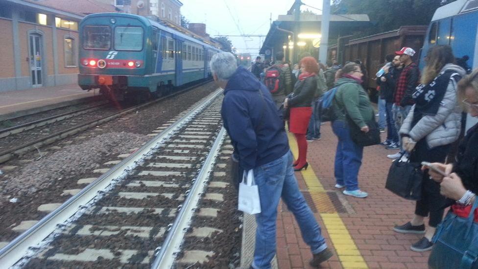 Guasto sulla linea per Mantova Passeggeri al gelo oltre due ore