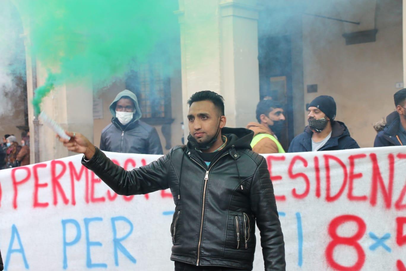 La protesta in piazza del Comune (foto Binoy Toroucly)
