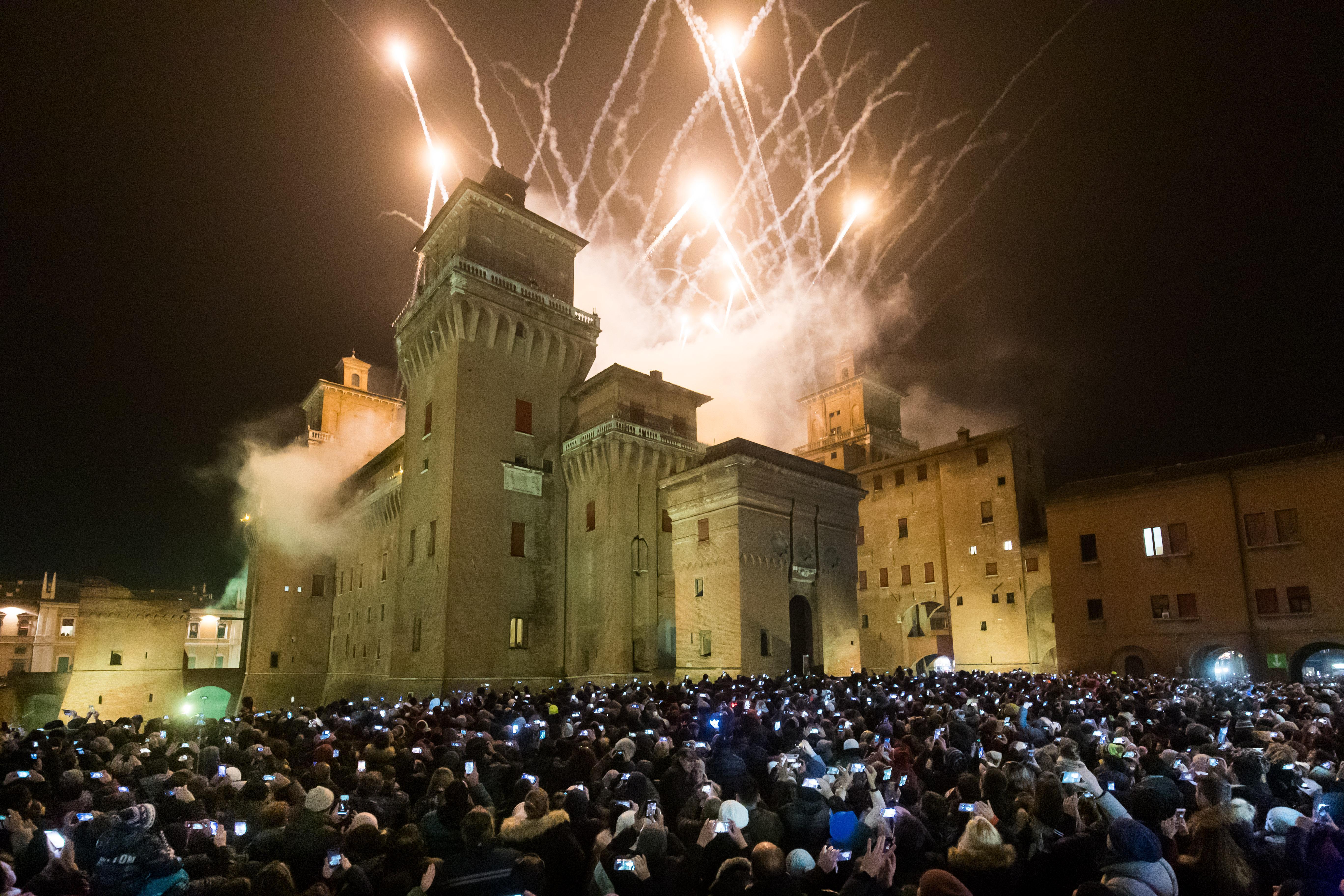  Il sindaco di Ferrara ha deciso: sì all'incendio del Castello e no a feste in luoghi chiusi da oggi alla fine delle feste