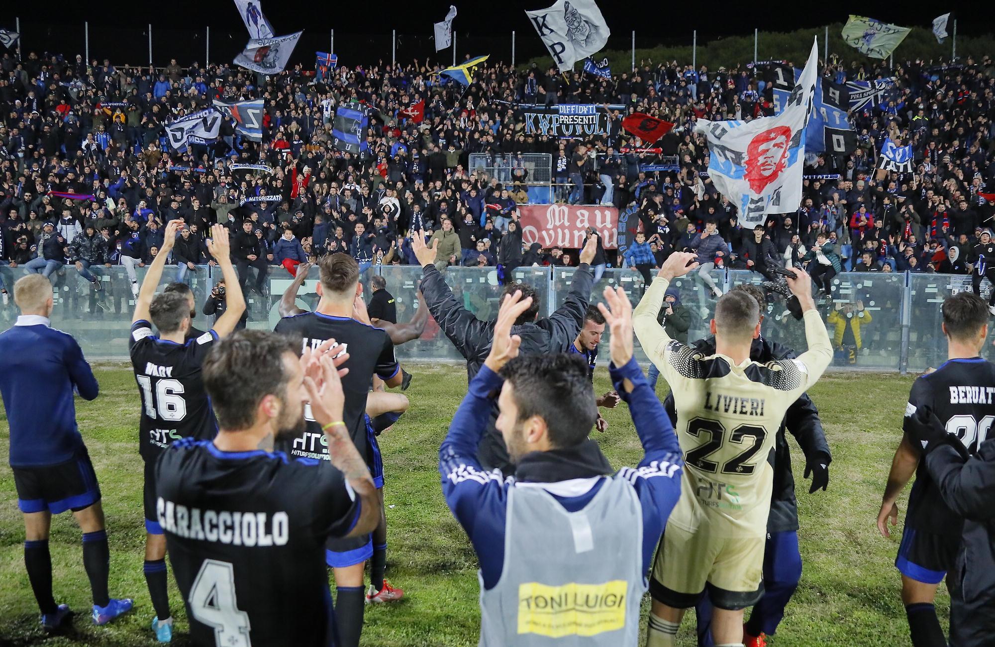 I nerazzurri fanno festa insieme ai tifosi della curva Nord dopo uno dei successi che hanno portato al titolo di campioni d’inverno