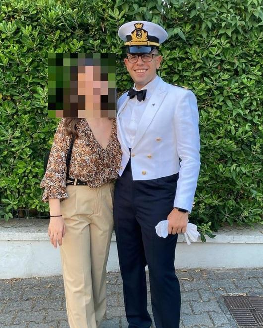 Francesco Tomassi, morto a 23 anni investito da un treno, in una foto con la divisa militare