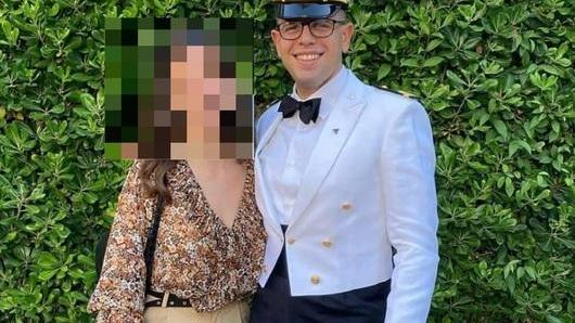 Francesco Tomassi, morto a 23 anni investito da un treno, in una foto con la divisa militare