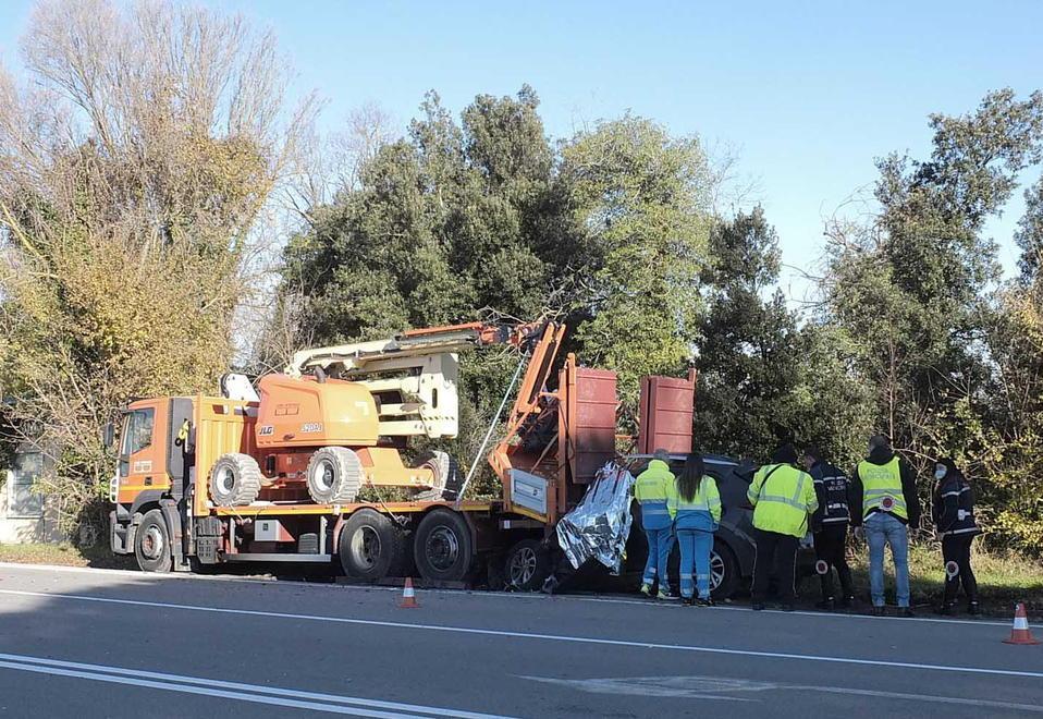 Il camion contro cui si è schiantata l’auto di Carmassi