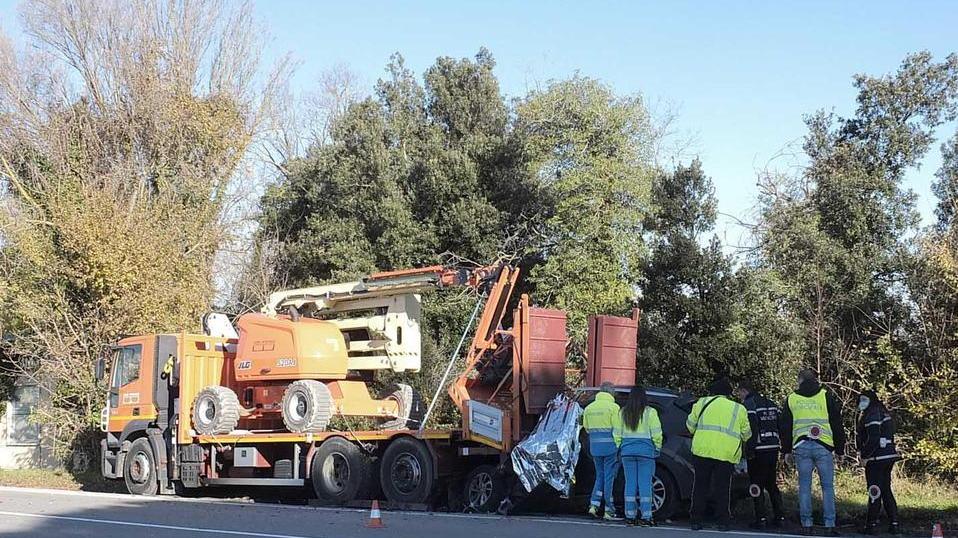 Il camion contro cui si è schiantata l’auto di Carmassi