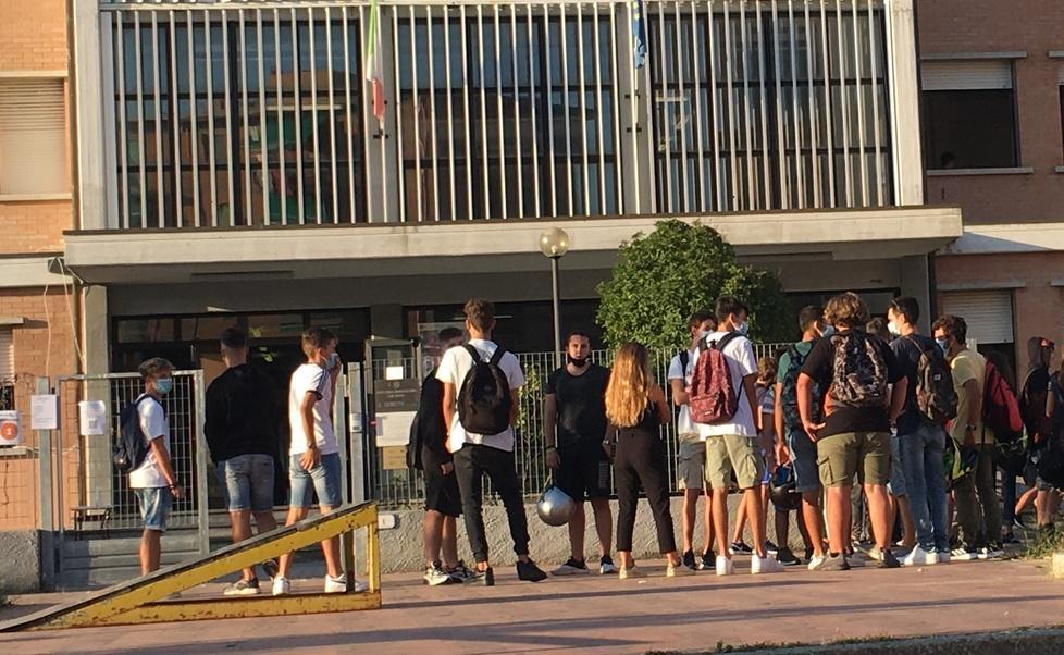 Studenti all’ingresso dell'istituto Cerboni che rischia l’accorpamento con il liceo Foresi