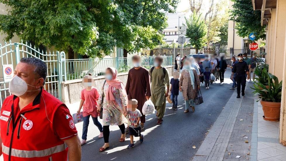 L’arrivo di un gruppo di profughi afghani in un comune della Toscana