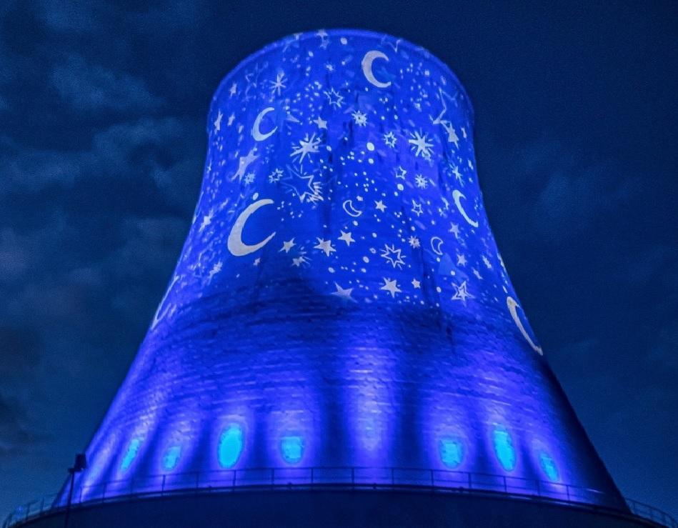 La torre refrigerante della centrale geotermica di Monterotondo Marittimo vestita di luci natalizie