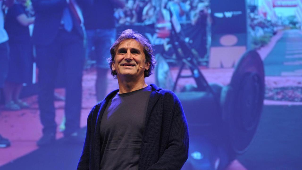Alex Zanardi è tornato a casa, la moglie: "Un vero combattente, stare qui gli darà forza"